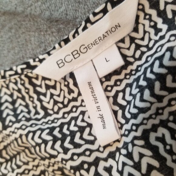 BCBGeneration Women Large Sleeveless Flared Hem Blouse Top Geometric Gray Casual - Picture 3 of 5